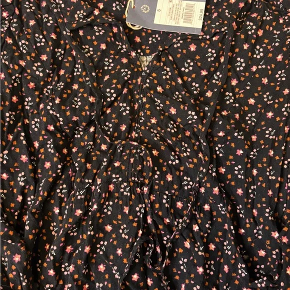 Universal Thread Black Floral Blouse - Picture 4 of 5